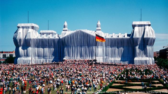 Wrapped Reichstag, Berlin , Christo and Claude, 1995, Wiese vor dem Reichstag über 500 Besuchern